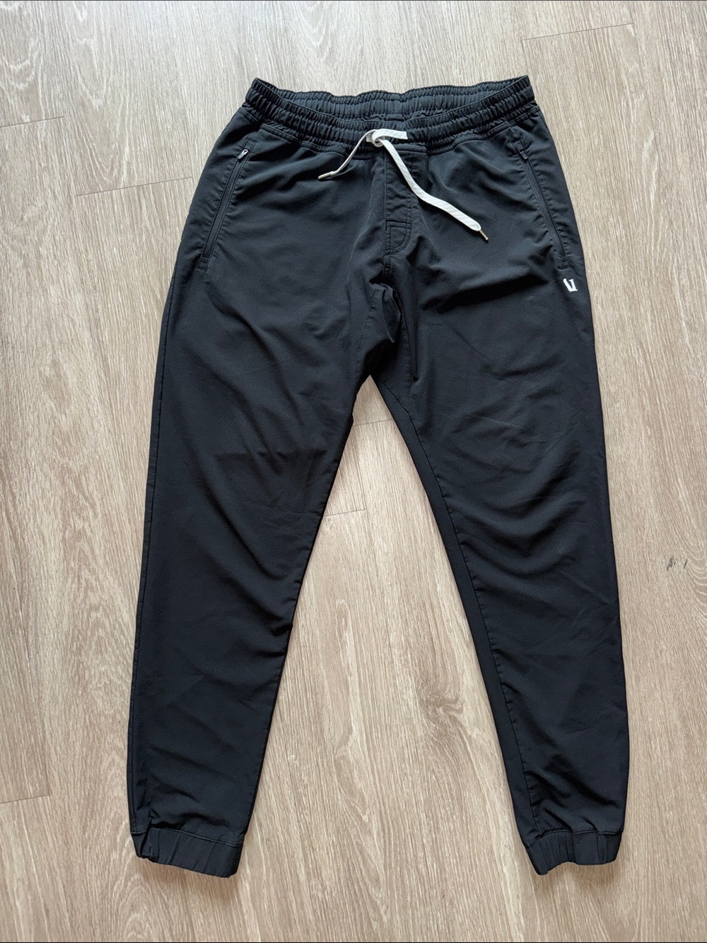 Vuori Black Jogger Sweatpants with White Drawstring size M